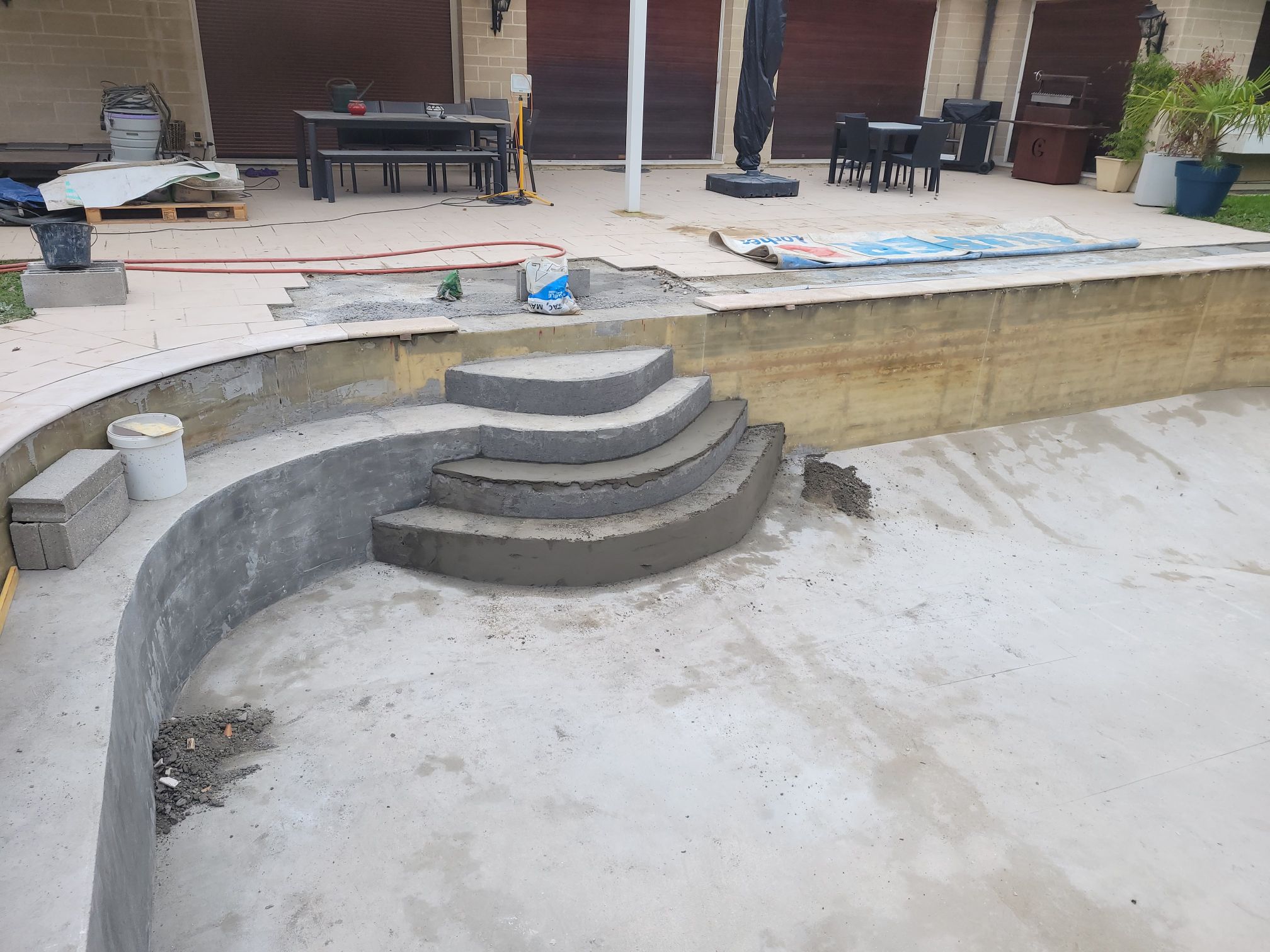 Escalier et banquette en cours de travaux