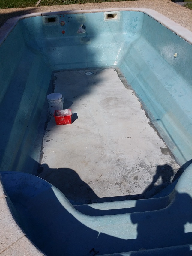 coulage chappe ciment dans une piscine coque clate