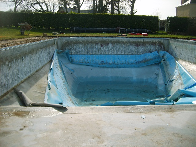 piscine panneaux mtalliques oxyds et liner dchir