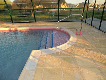 renovation piscine polyester couleur rose