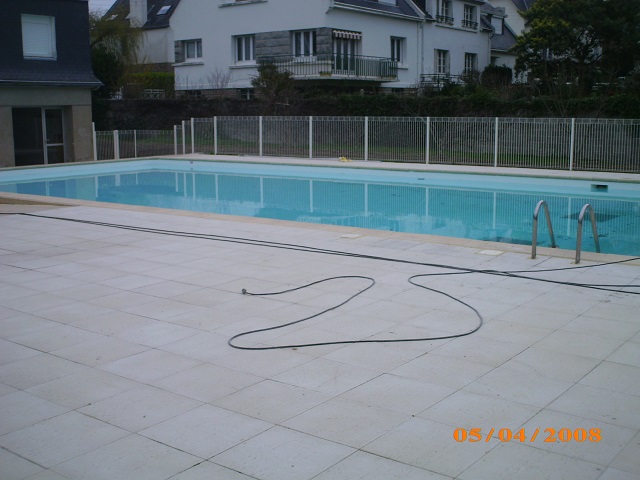 Bassin ancien de 25m x 10m dans un centre de vacances