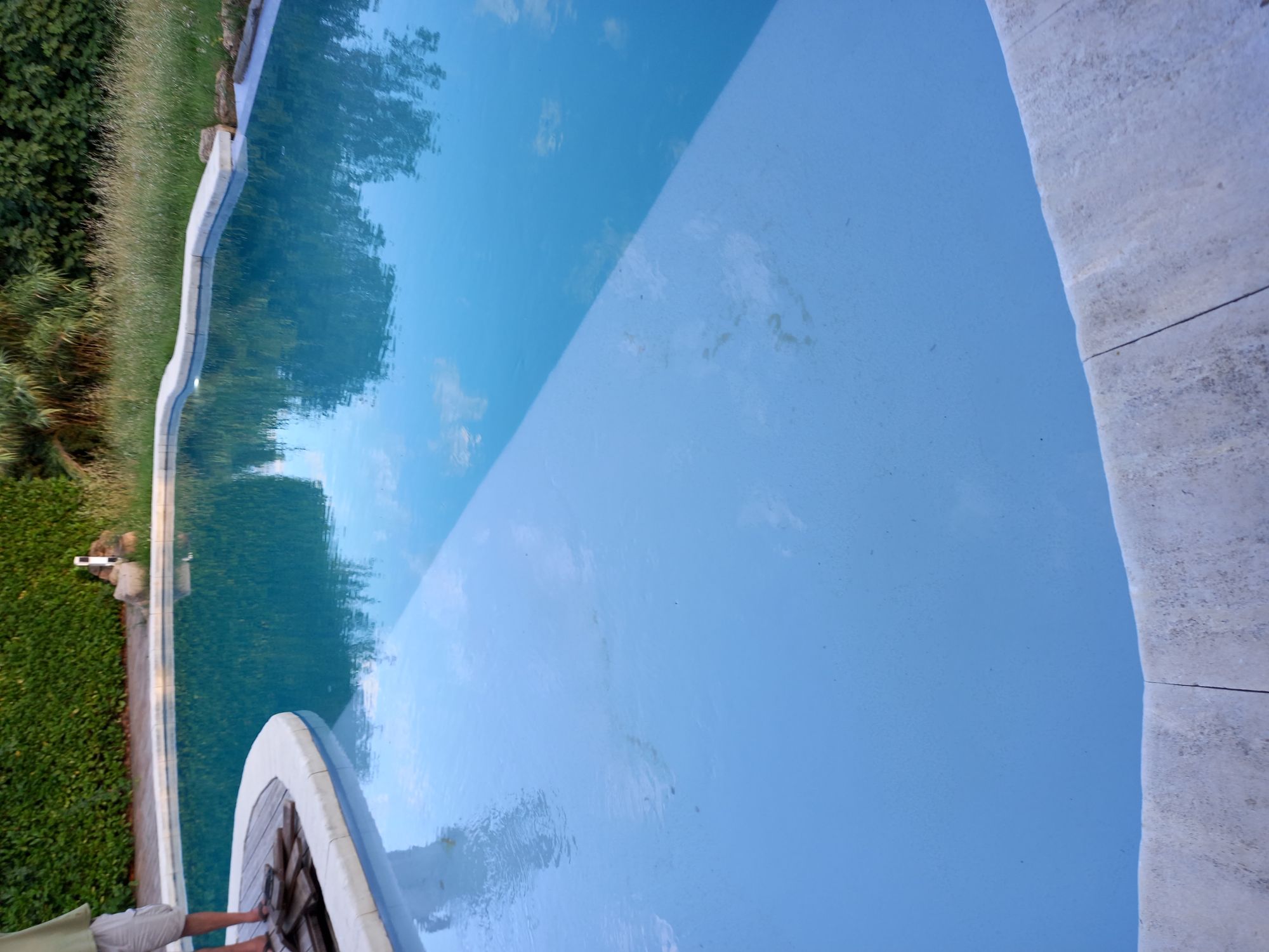 Piscine à débordement des années 1970 remise aux normes
